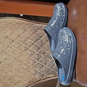 OOFOS OOCLOOG Limited Slate Prosecco Pop Slip On Clogs Shoes Gray Silver NWT